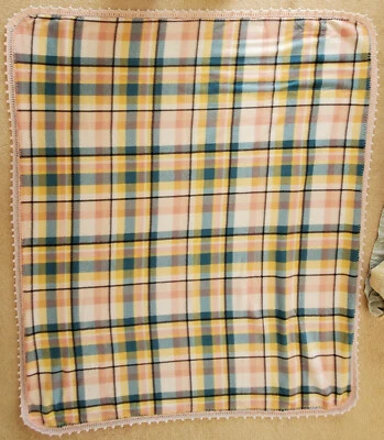 Manta polar, diseño a cuadros rosa 60” X 53” con borde de ganchillo de 1” 70% reciclado Foto 1 de 4