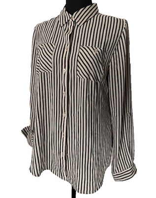 Camisa para mujer Dressbarn mediana negra caqui a rayas con botones lengüeta enrollable Foto 1 de 4