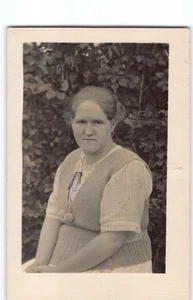 Irgendwie mürrische Frau in Strickweste ~ Mode Portrait Studio Foto RPPC Postkarte - P3 - Bild 1 von 4