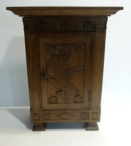 Belle et ancienne ARMOIRE DE POUPÉE en Bois Chêne sculpté - Travail de Compagnon - Picture 1 of 8