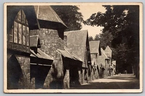 Postkarte: Kriegskorrespondenz, Reihe von Steinhäusern, Frankreich, RPPC, veröffentlicht 1944 - Bild 1 von 2