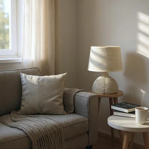 Stilvolle cremefarbene Zement Tischlampe mit Stoffschirm - kompakte Beleuchtung für Schlafzimmer - Bild 1 von 10