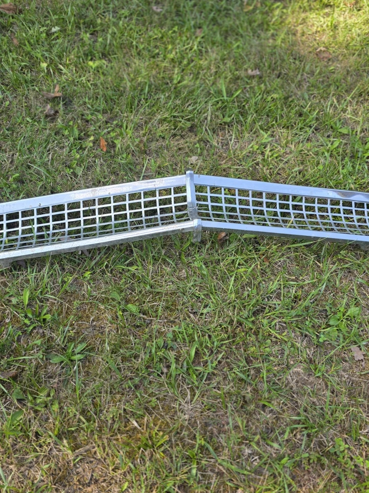 Ford Customline Fairlane 1955 parrilla original con moldura central cromada OEM  Foto 1 de 4