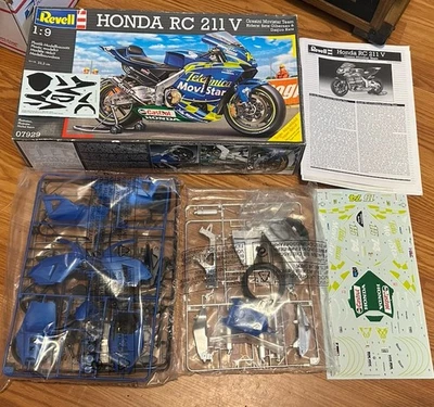 REVELL 1/9 HONDA RC 211 V GRESINI MOVISTAR TEAM MOTORCYCLE MODEL RACING OPEN BOX - Image 1 of 4