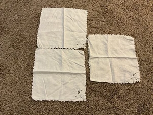 Vintage Taschentücher 3 Stück WEISS MIT JAKOBSMUSCHELRAND FÜR HOCHZEITEN TEEDUSCHEN - Bild 1 von 2