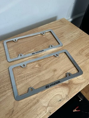 Marcos de matrícula de acero inoxidable Hyundai. Cromo inoxidable. 00F39-AM100. Foto 1 de 4