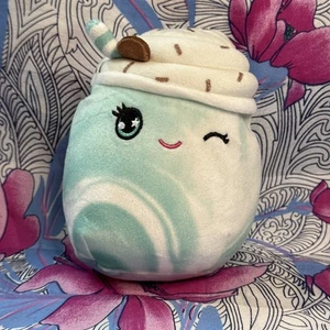 "Almohada de bebida misteriosa pequeña Squishmallows 5"" turquesa remolino con pajita" - Imagen 1 de 3