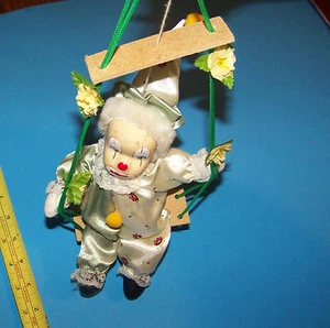 Muñeca payaso/figura en columpio 8" - Imagen 1 de 5