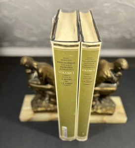 Isaac Newton's Philosophiae Naturalis Principia Mathematica by Cohen 2 vol set - Foto 1 di 19