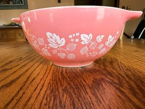 Vintage Pyrex Glas #442 Rosa Stachelbeere 1-1/2 QT Rührschüssel *Abnutzung an den Griffen* - Bild 1 von 19