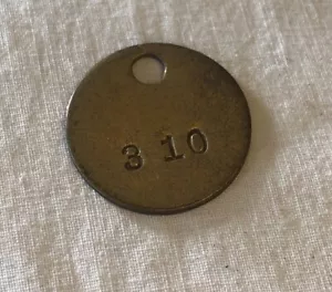 Vintage Numero 310 Etichetta Ottone Metallo Numerato Portachiavi Etichetta Bovini Mucca Mineraria 1"" C25 - Foto 1 di 2