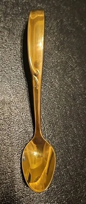 CUCHARA MERMELADA O AZUCARERO Tono Dorado 4 3/4"L x 3/4"W SIN MARCA Foto 1 de 4