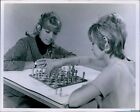 1971 Kathy Ball & Freda Laganière apporter du glamour aux jeux d'échecs 8X10 photo de presse