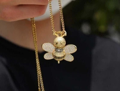 Colgante de abeja melífera de diamantes negros creados en laboratorio redondo de plata de ley 925 de 2,26 quilates Foto 1 de 3