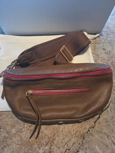 Hammitt Crossbody (Charles-Mahagoni Pebble) Leder. - Bild 1 von 11