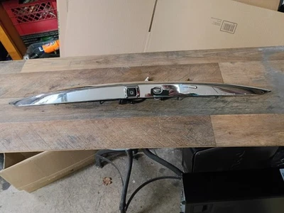 07-13 Infiniti G35 / G37 Sedán SOLO Tapa de maletero Moldura superior con CÁMARA  Foto 1 de 4