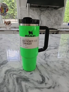 Vaso Stanley VERDE NEÓN Negro 30oz Flowstate Quencher H2.0 💚 NUEVO EN MANO - Imagen 1 de 3
