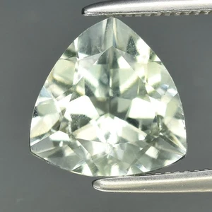 💎 1.44ct 8.2x8.2mm VS Trillion Natural Green Beryl - Madagascar Gemstone - Picture 1 of 4