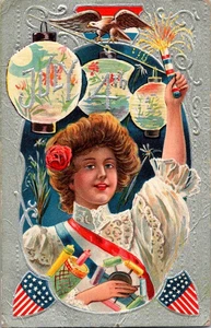 1910 4 luglio cartolina in rilievo ragazza che tiene petardo 117 - Foto 1 di 2