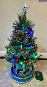 Vintage Hallmark Miniatur Baum & Holiday Express Sockel, 50 Batterie Lichter, Girlande. - Bild 1 von 17