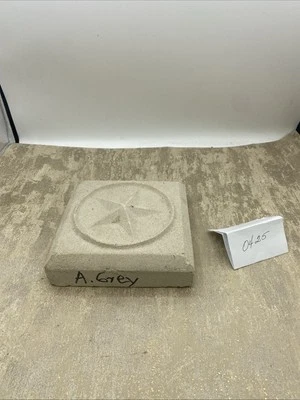 Placa cuadrada de azulejo de arenisca con diseño de estrella tallada en medio firmada Foto 1 de 4