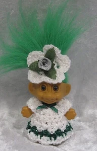 Passend für 21/2-3" Troll Puppen, Handarbeit Kleidung, Häkelkleid & Stirnband #22 - Bild 1 von 3