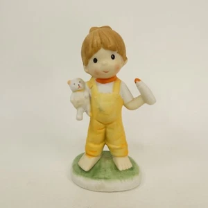 Estatuilla de Pascua de cerámica Spring Time Kiddos niño con oso de peluche y botella WMJJ2 - Imagen 1 de 11