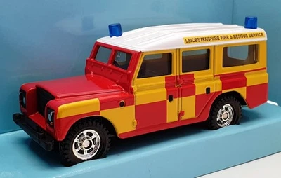 Corgi 12cm Long Diecast 57905 - Land Rover - Leicestershire Fire & Rescue - Image 1 of 4