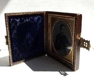 ANTIQUE VICTORIAN AMBROTYPE PHOTOGRAPH IN LEATHER POCKET CASE FRAME. c1865. (4) - Picture 1 of 7