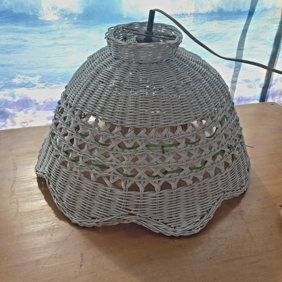 Swag colgante de mimbre blanco pantalla de lámpara con cadena de mimbre probado vintage Boho MCM elegante Foto 1 de 4