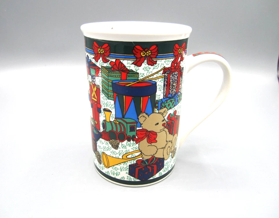 Caneca de chá de café Fine Works brinquedos e pacotes em torno de uma árvore de Natal 12 oz (C26) - Imagem 1 de 4