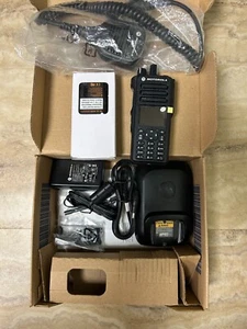 Motorola XPR-7550E UHF Radio - Zdjęcie 1 z 2