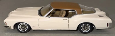 Buick Riviera 1971 Road Signature escala 1/18 diecast crema y marrón Foto 1 de 4