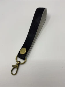 Handgefertigter Vollnarbenleder Schlüsselanhänger Handschlaufe braun Fell am Schlüsselhalter Druckknopf - Bild 1 von 4