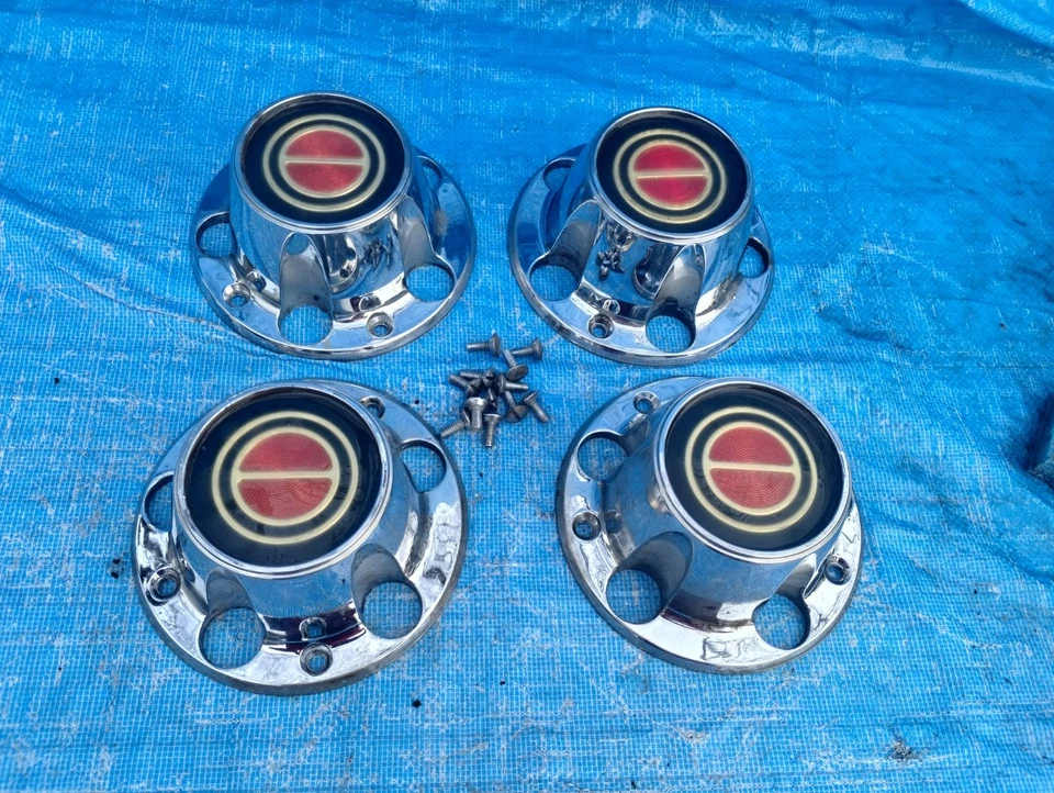 1980 - 1993 年福特野马 F150 拾音器中心轮毂盖红色带螺丝套装 OEM — 第 1/4 张图片