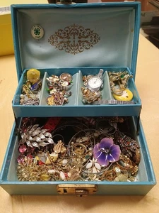 Lotto gioielli vintage con scatola vintage spille orologi bracciali collane - Foto 1 di 18