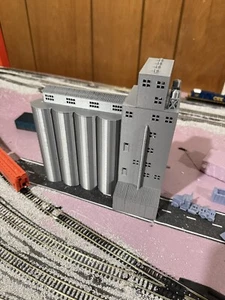 Grain Elevator Silos - N Scale - 1:160 Gauge - No Assembly Required - Built Up - Picture 1 of 12