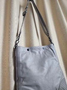 Bolso de Hombro Bottega Veneta Cuero Gris Intrecciato Correa Ajustable Bolsillo - Imagen 1 de 24