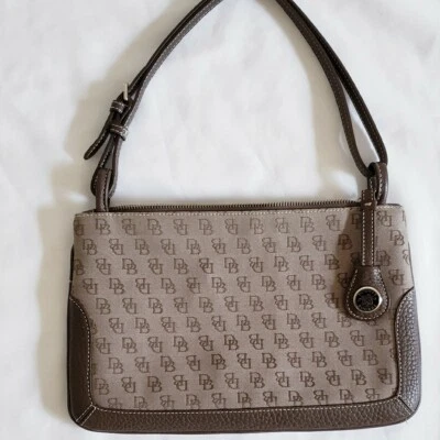 Bolso baguette plano monograma Dooney Bourke marrón Foto 1 de 4