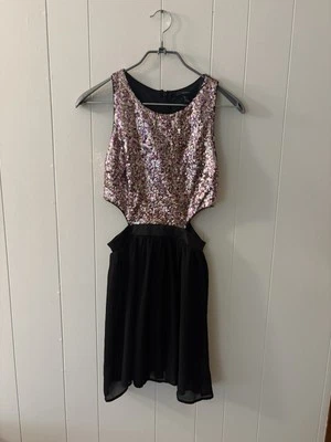 Vestido Forever 21 Talla Pequeña Rosa Lentejuelas Top Lado Abierto Negro Cremallera Trasera Usado en Excelente Condición N4 Foto 1 de 4