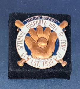 Prendedor Salón de la Fama del Béisbol Nacional Edición Limitada 7455/10.000 - Cobre - Imagen 1 de 1