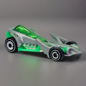 Hot Wheels 2025 PREYING MENACE vert argenté voiture moulé sous pression 1:64 - Photo 1/11