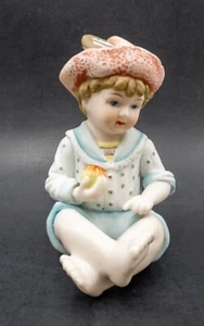 Vintage Pianoforte Bambino Statuina Porcellana Bisque Boy con Mela 6682 Design Registrato - Foto 1 di 10
