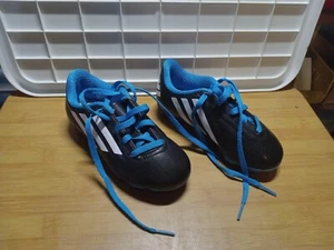 Adidas Jugend Stollenschuhe Gr. Jungen 10,5 schwarz mit blauen Schnürsenkeln Fußball Sport Fußball - Bild 1 von 7