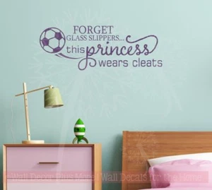 Esta princesa usa botines calcomanías de pared de fútbol vinilo letras arte niña decoración cotización - Imagen 1 de 12