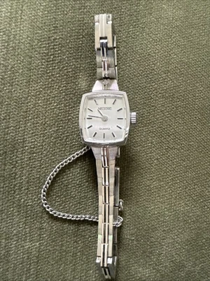 Delicado reloj de cuarzo Nelsonic tono plata de MZ Berger  Foto 1 de 4