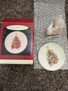 1995 Hallmark Vera The Mouse By Marjolein Bastin Plate With Wood Stand Ornament - Picture 1 of 7
