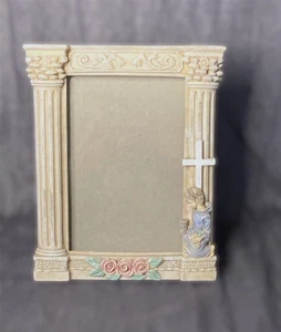 Marco de fotos de pie - Cruz con un niño arrodillado y columnas - Imagen 1 de 6