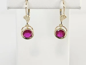 Pendientes colgantes redondos de rubí APX 2 CTW de oro amarillo de 10K (AM1081633) - Imagen 1 de 5