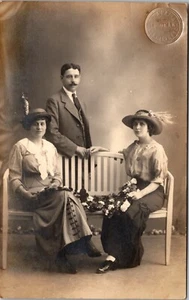 PORTRÄT DER OBEREN KRUSTE IN TUCUMAN, ARGENTINIEN: DREI FASHIONISTAS - Bild 1 von 4